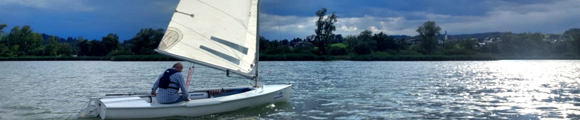 Einzelner Segler in der Schafschener Bucht